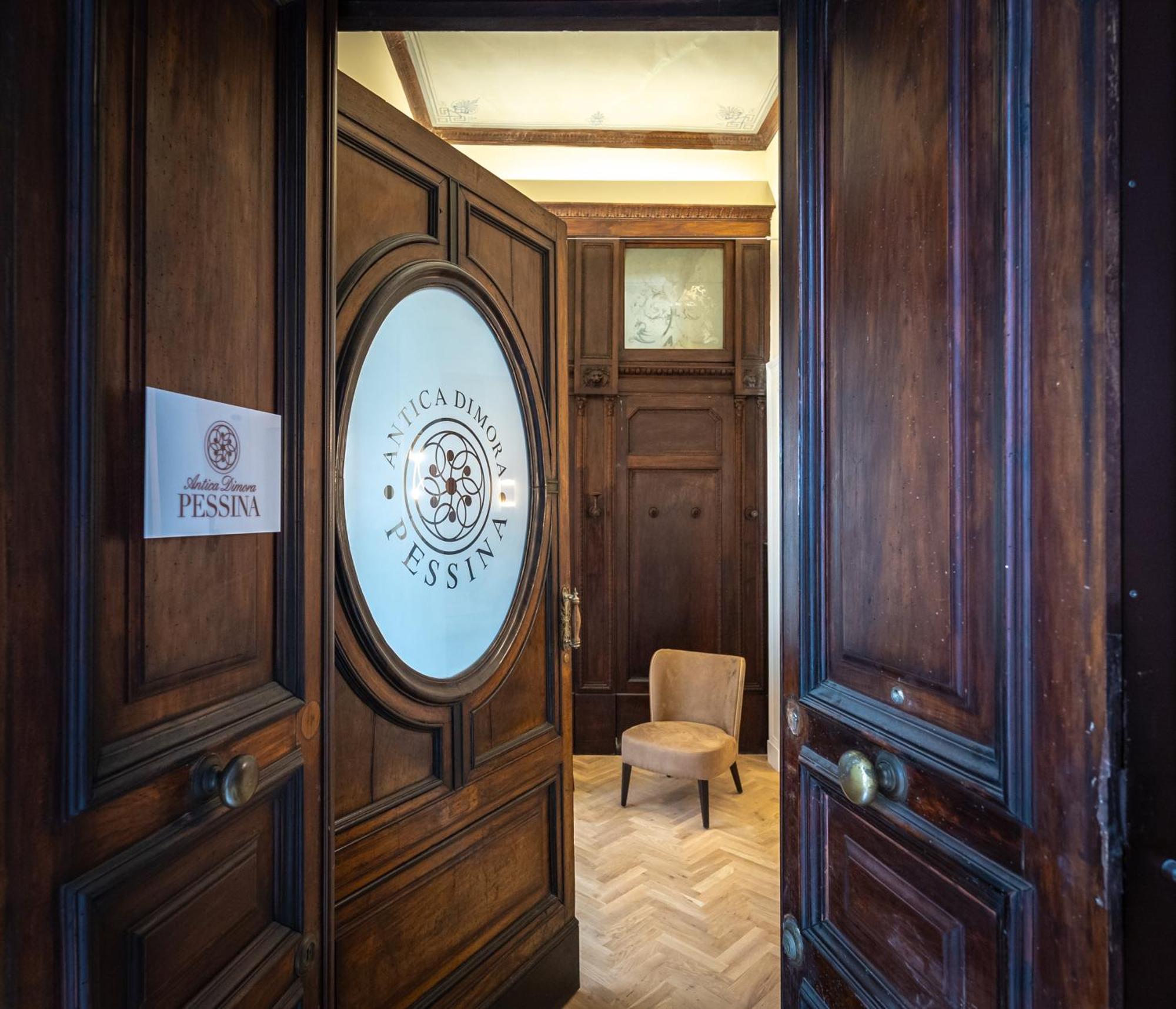 Antica Dimora Pessina Hotel Наполи Екстериор снимка
